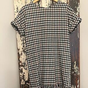 Zara women’s Houndstooth Tweed Fringe w rolled sleeves and zip back Size XS.